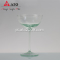 Efeito de martelo verde bebendo copo de vidro